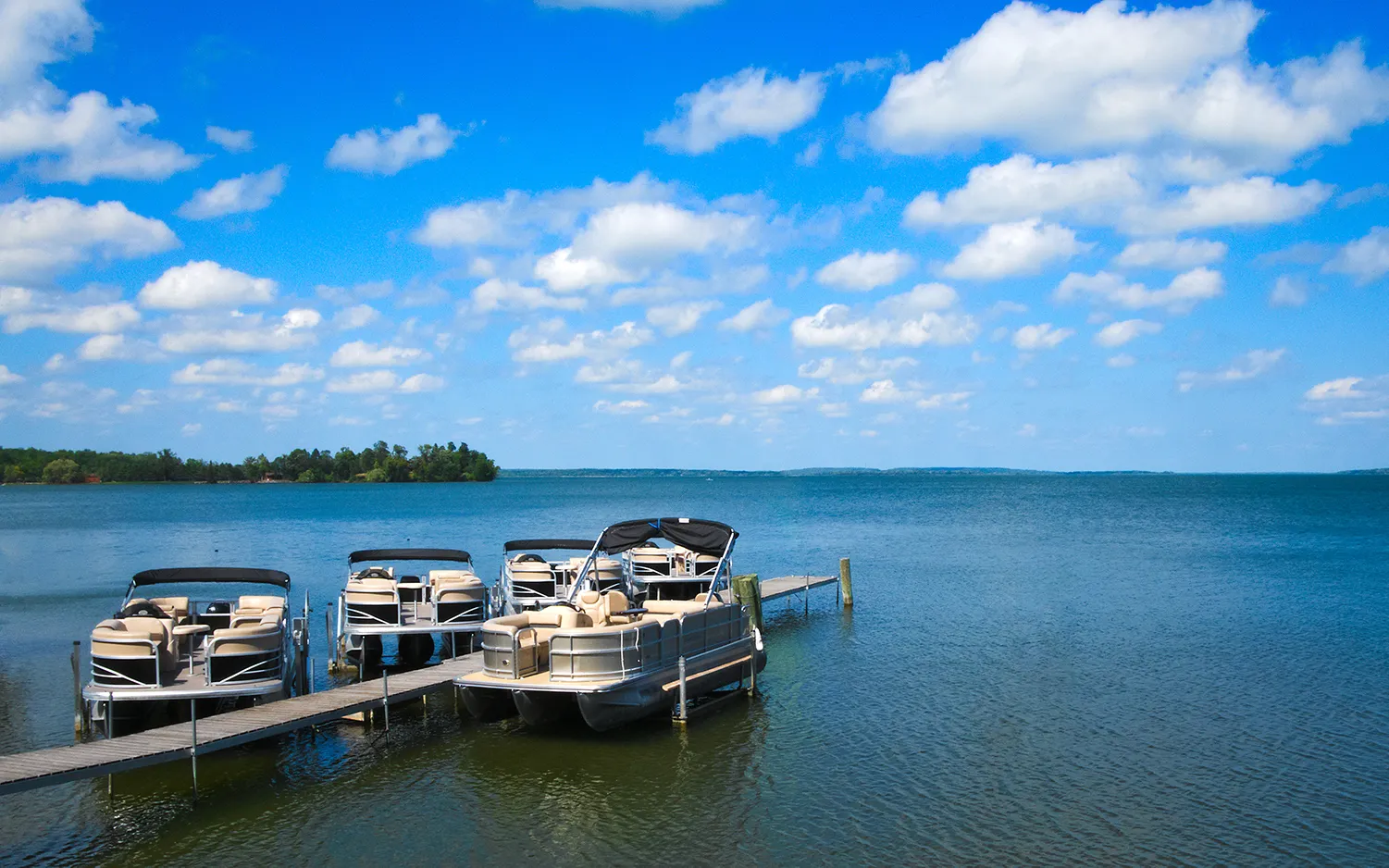 Bootsanleger mit erhöhten Pontons auf einem wunderschönen See im Norden von Minnesota mit blauem Himmel und flauschigen Wolken