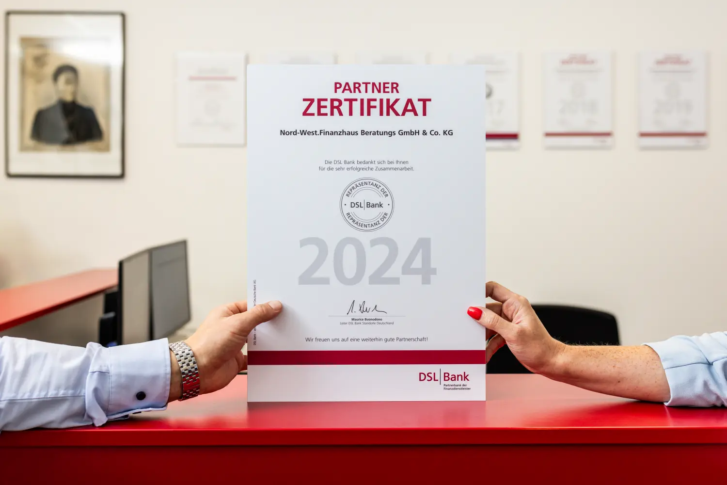 Zertifikat von Menschen von Nord-West.Finanzhaus GmbH & Co.KG 
