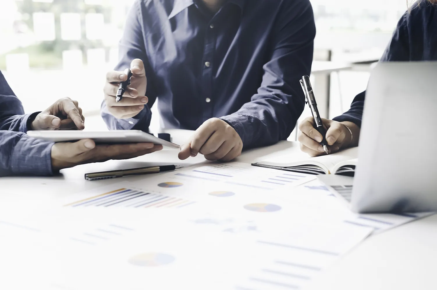 Treffen asiatischer Unternehmensberater zur Analyse und Diskussion der Situation im Finanzbericht im Besprechungsraum. Anlageberater, Finanzberater, Finanzberater und Buchhaltungskonzept